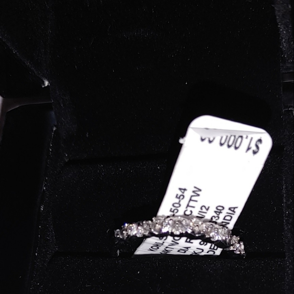New Vera Wang Diamond Ring - Picture 2 of 8